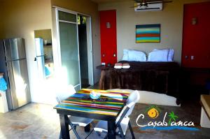 Casablanca Guest House - Adults Only - Starlink Internet!的厨房或小厨房