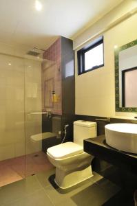 洛坤府At 24 Boutique Hotel的浴室配有卫生间、盥洗盆和淋浴。