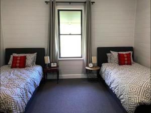 EcclestonBobby's Country Rental的一间卧室设有两张床和窗户。