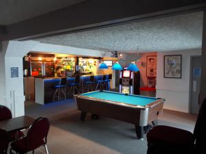 Deschambault奥克斯维克斯巴德欧伊斯酒店的带酒吧的客房内的台球桌