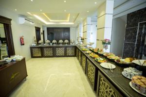 代瓦西尔干河Rest Night Hotel Apartments Wadi Al Dawasir的一条自助餐线上有很多食物