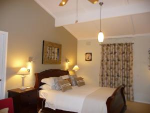 翡翠城Lakeview On Sycamore的一间卧室配有带白色床单和枕头的床。