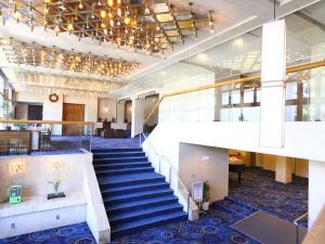 富士河口湖湖区水之乡酒店的楼梯,位于带大堂的大楼内