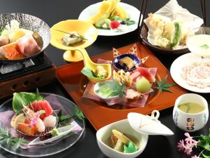 富士河口湖湖区水之乡酒店的餐桌上放着食物和碗