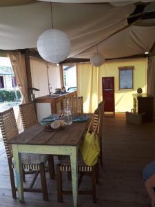 维亚雷焦天堂坎品酒店的一张带椅子的木桌和一间餐厅