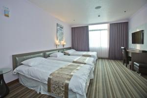 金城浯江大饭店的酒店客房配有两张床和一张书桌