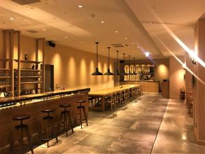 神户布伦扎酒店 的餐厅设有带凳子的酒吧