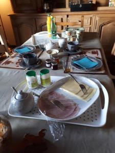 Gesves布里昂萨特乡村民宿的桌子上放着一盘食物的桌子