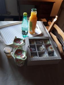 Gesves布里昂萨特乡村民宿的一张桌子,上面放着一个食品和饮料托盘