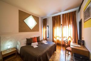 埃尔萨谷口村拉维起亚卡迪拉酒店的酒店客房设有一张床、一张书桌和窗户。
