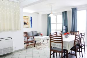 杜阿拉Tchero Appartement 1的厨房以及带桌椅的用餐室。