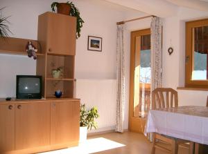卡迪皮特拉Oberlinderhof的客厅配有电视和桌子