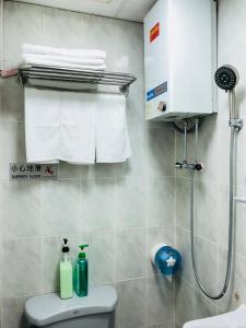 香港祥泰旅馆的带淋浴、卫生间和毛巾的浴室