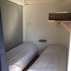 Sint MaartensvlotbrugSafaritent glamping tent nabij Sint Maartenszee的一间卧室,配有两张床