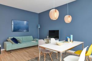 柏林Park Penthouses Insel Eiswerder的蓝色的客厅配有桌子和沙发