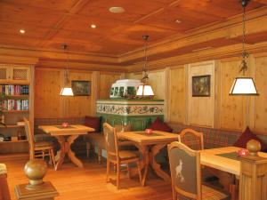 巴特欣德朗Berghotel Mühle的用餐室设有木墙和桌椅