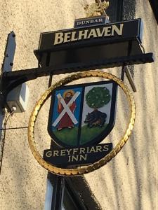 圣安德鲁斯Greyfriars Inn by Greene King Inns的建筑物一侧的标志