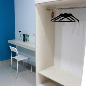 雅加达Rumah99的一间设有白色书桌和椅子的客房