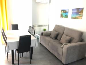 Apartamentos La Plazuela Baños de Montemayor的休息区