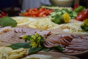 扎科帕内Dafne Zakopane的一张桌子,上面放着不同种类的肉和奶酪