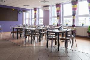 罗兹Noclegi Elan的用餐室设有桌椅和窗户。