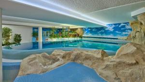 伊斯马宁祖尔姆勒酒店的一座带岩石墙的大型游泳池