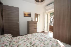 伦诺Il Golfo Apartment的一间卧室配有一张床和一扇木门