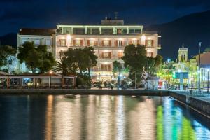 伊泰阿加里尼酒店的河边的晚上建筑