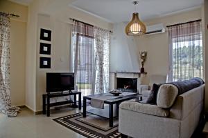 克里皮吉Dream Villa 4的带沙发和电视的客厅