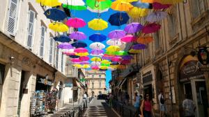 阿尔勒Arles Holiday - Le Studio Chic的挂在城市街道上的一把遮阳伞