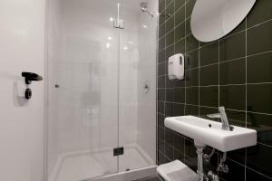 马德里2060牛顿旅舍的带淋浴和盥洗盆的浴室