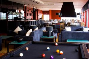 小佩德罗冈达蒙塔纳酒店的带沙发和酒吧的客房内的台球桌