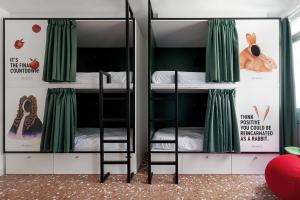 马德里2060牛顿旅舍的双层床间 - 带两张双层床和绿色窗帘