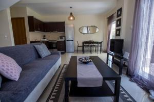 克里皮吉Dream Villa 4的客厅配有沙发和桌子