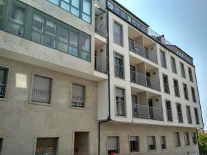 波尔托辛Apartamentos Portosin 3000的公寓大楼的一侧设有阳台。