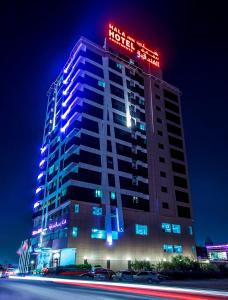 阿吉曼Hala Inn Hotel Apartments - BAITHANS的上面有酒店标志的建筑