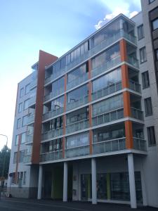波里Antintorni Suite 17的公寓大楼拥有橙色和灰色