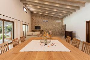 塞尔瓦Binibona Gran的用餐室配有带椅子的大木桌