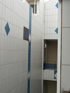 科托努Hotel FR Palace Tourbillon的建筑上贴着蓝色和白色的瓷砖