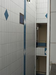 科托努Hotel FR Palace Tourbillon的建筑上贴着蓝色和白色的瓷砖