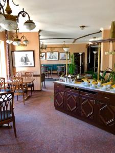 青斯特Hotel-Marks-Garni的一间带厨房的客厅和一间餐厅