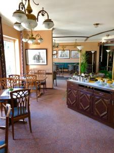青斯特Hotel-Marks-Garni的厨房以及带桌椅的用餐室。