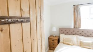 约克Deighton Lodge的一间卧室设有一张床和木墙