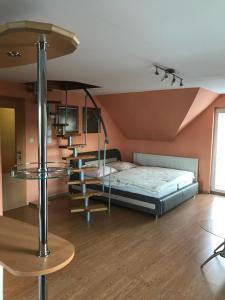 纳梅斯托沃Penzión Kotva Prístav的一间卧室设有一张床和一个螺旋楼梯