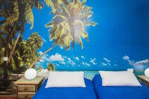 普拉亚布兰卡维斯塔马尔公寓的热带海滩壁画,配有两张床
