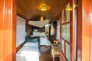 蒂拉登特斯普萨达特利姆都依姆普拉多尔酒店的一间小房间,配有两张床,一间卧室配有一张床。