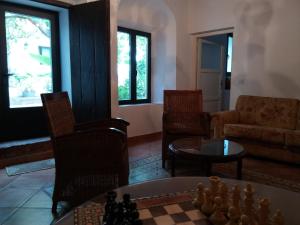 伊格拉德拉谢拉Las Jimenas的客厅,桌子上放棋盘
