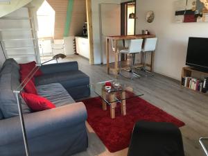 吕讷堡Appartement Ginstertraum的客厅配有沙发和桌子