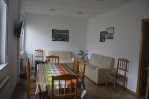 波尔托马林Ultreia的客厅配有桌椅和沙发