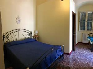 纳尔多Antico Casale Rizzo Nino的一间位于客房内的蓝色床卧室